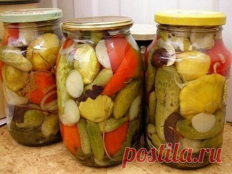 ПОДБОРКА РЕЦЕПТОВ АССОРТИ.

Маринованные овощи.

Лёка Сан
В стерильные банки уложить веточки черной смородины, вишни, зонтики укропа, листья хрена и базилика, кориандр, кольца лука и пластинки чеснока. Затем овощи – помидорки, огурчики, патиссоны, болгарский перец.
Залить кипящей водой. Дать немного остыть. Воду слить и из нее сделать маринад.
На 1 литр воды – 1,5 ст. л соли, 1 ст. л сахара, 1ст. л 70% уксуса, гвоздика, черный перец горошком. Кипятить минуты 3 и залить в б...