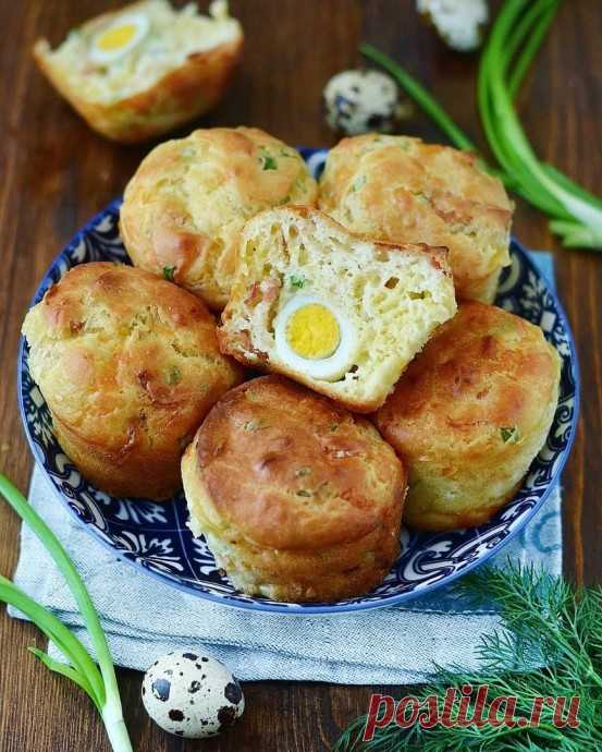 Сырные маффины с беконом, яйцом и зелёным луком