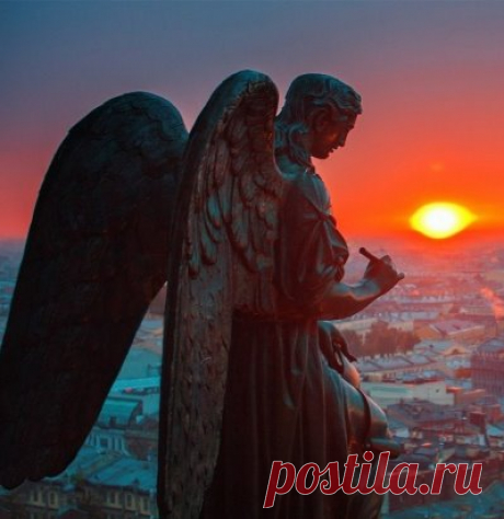 Ангел Исаакиевского собора в рассвет над Петербургом, Россия