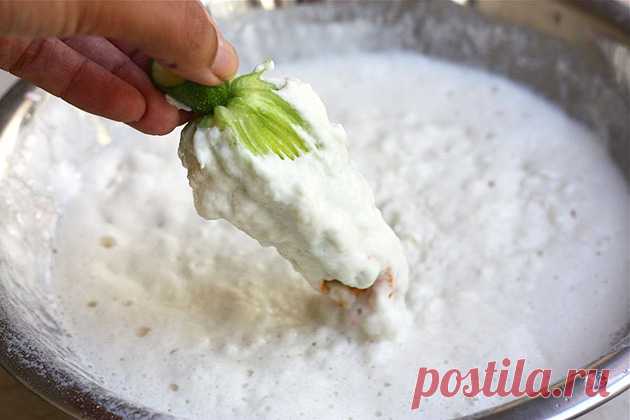 Секреты приготовления кляра. Как приготовить вкусный, воздушный и хрустящий кляр 


Возьмите на заметку!









Кляр – это тесто, в которое обмакивают продукты перед обжариванием во фритюре. Блюдо получается с ароматной, румяной, хрустящей корочкой. Именно за аппетитность этой к…