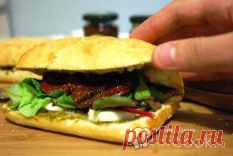 Чиаббата с песто и вялеными томатами.