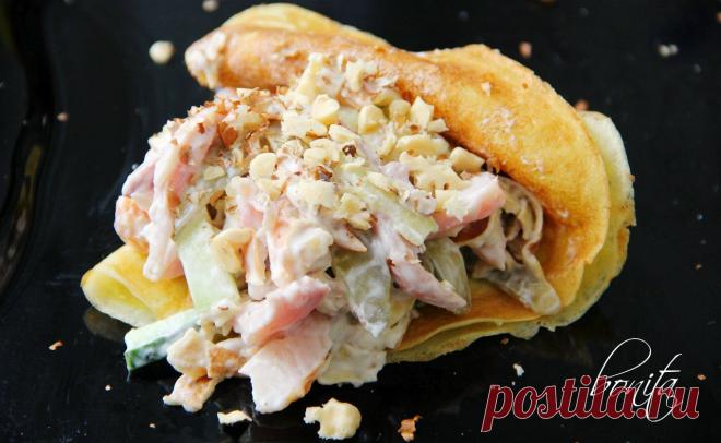 Салат с блинами и копченой курицей.