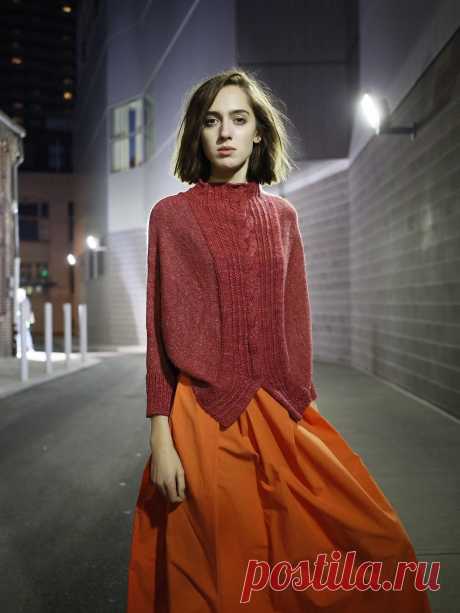 Свитер женский спицами Oporto от дизайнера Нора Гоан

По этому свитеру мало материала  -  схем нет.

Вот,все,что есть:
Оригинальный свитер женский, вязаный спицами без швов, для новой коллекции компании, производящей пряжу, The Fibre Company. При создании этой коллекции дизайнер Нора Гоaн стремилась разработать современные модели для женщин, которые легко воспроизвести, и полностью отвечающие современным требованиям.

Вяжем свитер женский Oporto от дизайнера Norah Gaughan ...