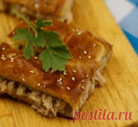 Как приготовить пирог из слоеного теста с курицей рецепт с фото