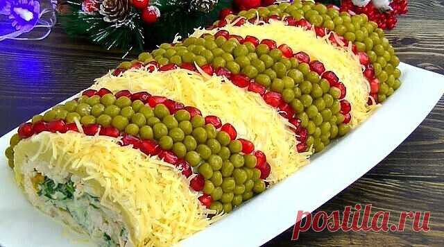 Изумительно красивый и вкусный салат на новогодние праздники «Король стола»

Приготовьте его на Новый Год и пусть ваши гости обалдеют!

Ингредиенты:
250-300 г куриного филе;
5-6 картошек;
4 куриных яйца;
4 свежих огурчика;
50 г перетертых грецких орешков;
50 г кураги или чернослива;
Майонез для заправки.

Для украшения салата:
Баночка консервированного горошка;
Твердый сыр;
Пучок кинзы;
Гранат.

Приготовление:

Для начала отварите, картошку, курицу и яйца.

Картошку, яички...