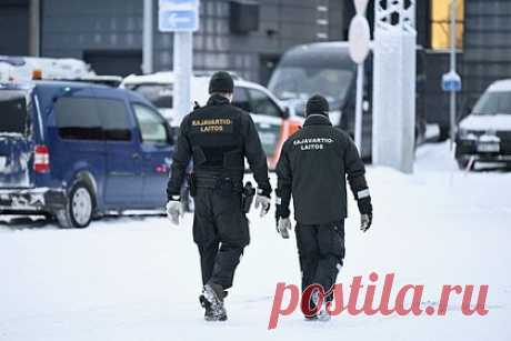 В Финляндии захотели возвращать беженцев с границы обратно в Россию. Правительство Финляндии захотело возвращать беженцев с финско-российской границы обратно в РФ. Премьер-министр страны Петтери Орпо заявил, что для решения проблемы с просителями убежища будут рассмотрены все возможные сценарии и в случае необходимости будут введены дополнительные меры.