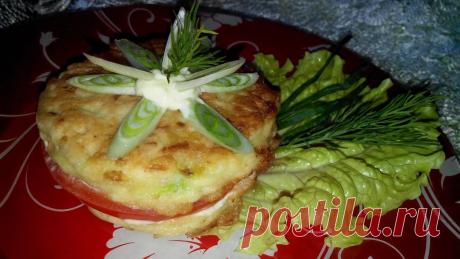 ОЛАДЬИ КАБАЧКОВЫЕ - С ТОМАТОМ и ЧЕСНОКОМ !!!  **Кабачок 500г, яйцо 2шт -тёрка, мука 3ст/л, майонез 2ст/л, соль, перец -смешай, введи разрыхлитель -снова смешай, и оставь на 10мин. *Соус: майонез, чеснок. *На разогр/сковороде обжарь оладьи. *Собери микс: оладья, соус, кружок помидора, соус, оладья. *Декор: твоя фантазия!