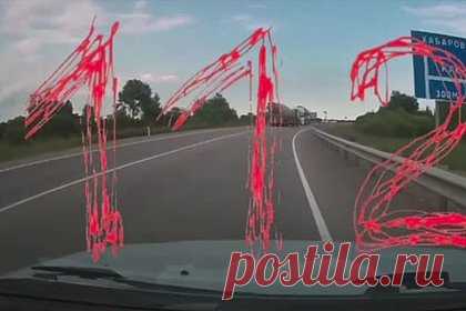 Столкновение грузовика и бетономешалки с возгоранием попало на видео в российском регионе