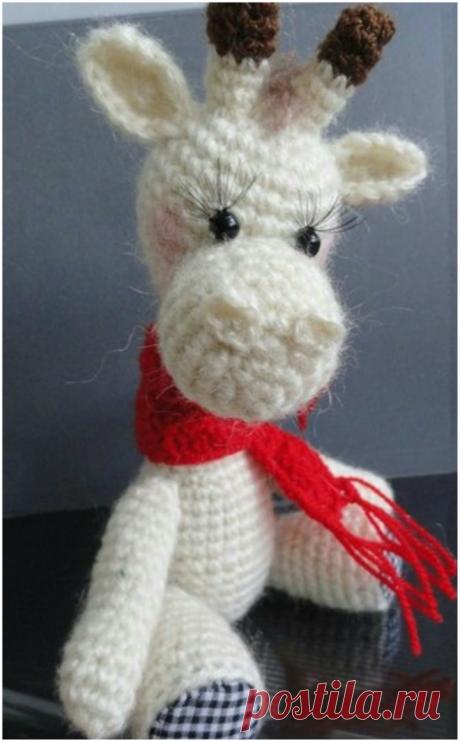 CROCHETED GIRAFFE