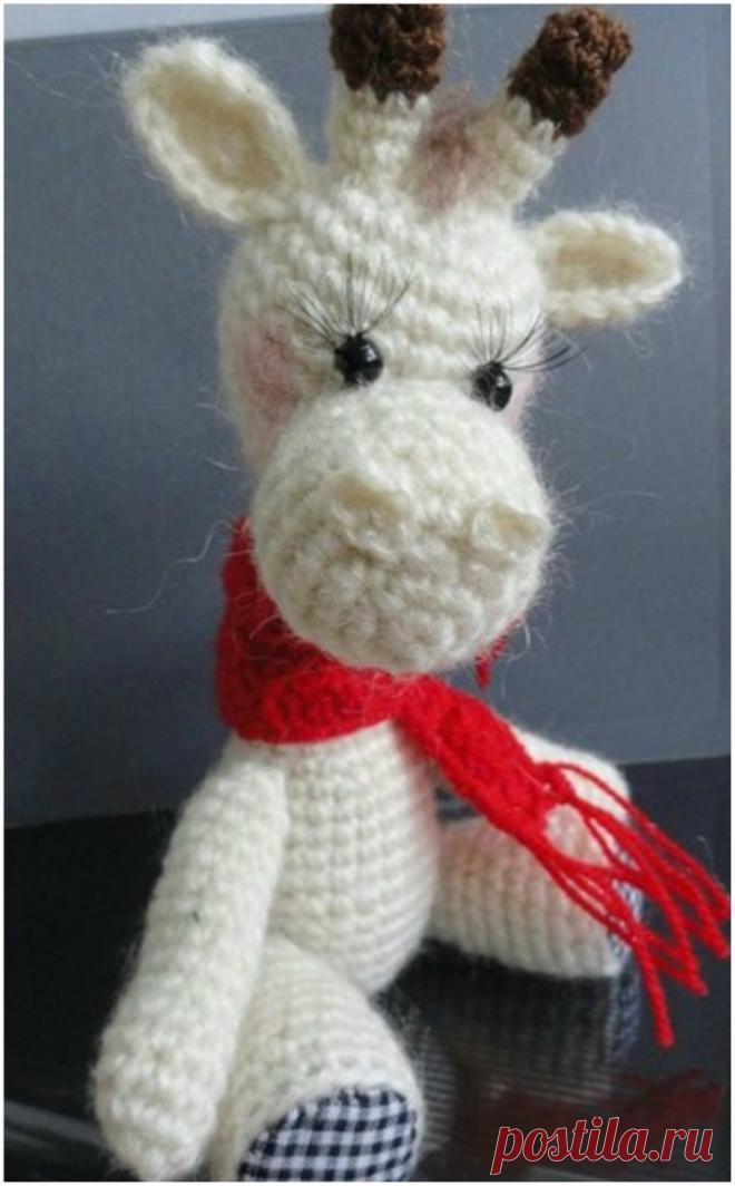 CROCHETED GIRAFFE