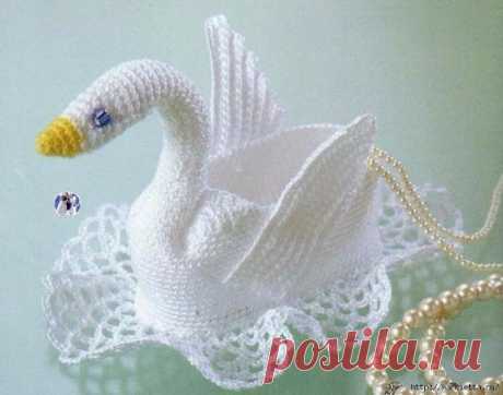Декоративная корзинка Лебедь. Схемы вязания крючком. 
источник