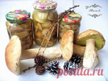 Скажу по секрету всему свету,что есть у меня еще одна страсть кроме декупажа.Это тихая охота-грибы.
Ни с чем не сравнимое удовольствие утренней встречи с лесом.
Предвкушение свидания с самым главным подарком леса-боровиком.
Грибники поймут мое волнение,когда идешь к любимому месту и наверняка знаешь-он тебя ждет.
А встреча все равно внезапна.
Аж дух захватывает!
А потом работенка по переработке.Но это все в удовольствие.