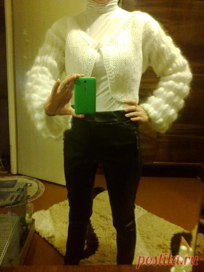 Вяжу спицами на заказ. В наличии укороченный жакет с красивыми длинными рукавами из мохеровой пряжи. Для удобства застежка на одной пуговице. Полочки из утолщенной акриловой пряжи . Жакетик идеально подойдет на теплую весеннюю, осеннюю погоду и прохладные летние вечера. В таком жакете ваши плечики и ручки всегда будут в тепле и уюте. Размер 42-46.