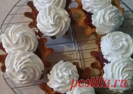 Пирожное "корзиночки"
Пирожное очень рассыпчатое,с клубничным конфи и белково-заварным кремом.

Ингредиенты
160 гр Мука
2 шт Яйца (желтки)
100 гр Сахарная пудра
щепотка Соль
Ванилин
150 гр Клубника
100 гр Сахар (в клубнику)
1 ч.л Агар-агар
2 шт Белки
300 гр Сахар
50 мл Вода
150 гр Яблочное пюре
100 гр Масло сл.

Как приготовить
Масло с сахарной пудрой перетереть венчиком (минуты 3).Добавить желтки и хорошо перемешать.Добавить щепотку соли и ванилин.Дальше добавляем муку и ...