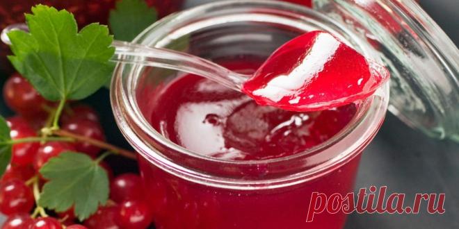2 быстрых рецепта желе из красной смородины - Лайфхакер Желе из красной смородины — это вкусный, ароматный, красивый и очень простой десерт. Вы можете сварить его минут за 10, а можете и вовсе обойтись без плиты.