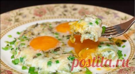 Довольно интересный рецепт яичницы, в которой главным наполнителем является соленый огурец. Причем именно соленый, а не маринованный. Также интересен вариант приготовления яичных желтков, который я принял на вооружение и теперь достаточно часто использую даже при приготовлении обычной