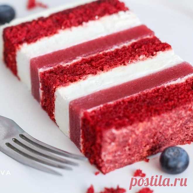 КРАСНЫЙ БАРХАТ С КЛУБНИКОЙ

рубрика - тортдеко_рецепты
автор - tatyana.obukhova

Сочетание ярко - красных коржей с нежным, сливочно - сырным кремом и сочной клубничной прослойкой никого не оставит равнодушным! 

БИСКВИТ (на форму d=16см)
-3 яица С1
-120г сахара
-60г молока
-45г подсолнечного масла
-110г муки
-8г алкализованного какао-порошока
-6г разрыхлителя
-краситель красного цвета
​
​В отдельной миске смешайте до однородности муку, какао-порошок и разрыхлитель.
​
В мол...