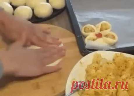 КРАСИВАЯ РАЗДЕЛКА ТЕСТА 🍴🍁СПОСОБ ЛЕПКИ КРАСИВАЯ РАЗДЕЛКА ТЕСТА 🍴🍁СПОСОБ ЛЕПКИ
Как красиво лепить булочки-печенюшки. Попробуйте. 
Учимся лепить красивые булочки-цветочки🌸
Красиво, несложно и глаз радует💖
Понравилось? Поделитесь с друзьями!👇