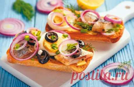 Ее Высочество селедка - Будет вкусно - Социальная сеть "МТ.RU" Надо сказать, что до самого XV века ее считали недостойной приличного стола — слишком, мол, горчит. Селедка была едой нищих и монахов, желающих умерить свою гордыню. Позже, впрочем, ситуация переменилась, и Золушка пробилась в королевы. Роль феи-крестной, согласно известной легенде, сыграл рыбак Подписывайтесь, читайте, комментируйте, ставьте лайки