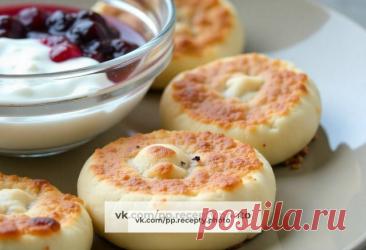 Пост на стене Завтрак — 🧀 Низкокалорийные печёные сырники с корицейБелковый завтрак без жарки на сковороде: золотистые сырники, которые помогают, а не мешают худеть.Ингредиенты (на всё блюдо):🥄 Творог нежирный 1,8 % — 250 г🥄 Белок куриный — 70 г (примерно 2 шт.)🥄 Мука цельнозерновая — 10 г🥄 Псиллиум (дополнительная порция клетчатки для сытости и чтобы ЖКТ работал как следует, замедляет всасывание углеводов, уменьшает тягу к перееданиям)...