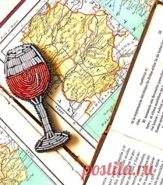 Брошь Бокал вина Брошь в виде бокала с вином. Выполнена из бисера по авторским эскизам художников. Ручная работа от русского дизайнера. Доставка по России и СНГ.