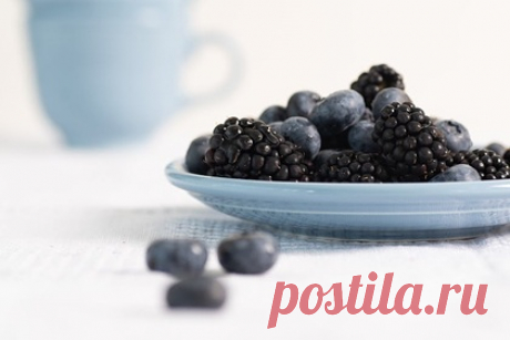 Названа ягода для эффективной борьбы с токсинами. Диетологи рассказали, почему ягоды маки считают одним из лучших средств для борьбы с токсинами. Они богаты антиоксидантами, которые важны для борьбы со свободными радикалами в организме, наносящими ущерб клеткам. Как уточнила диетолог Лакатос Шеймс, ягоды маки более эффективно предотвращают окислительный стресс.