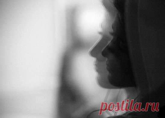 Из глубины моих невзгод
молюсь о милом человеке.
Пусть будет счастлив в этот год,
и в следующий, и вовеки.
Я, не сумевшая постичь
простого таинства удачи,
беду к нему не допустить
стараюсь так или иначе.
И не на радость же себе,
загородив его плечами,
ему и всей его семье
желаю миновать печали.
Пусть будет счастлив и богат.
Под бременем наград высоких
пусть подымает свой бокал
во здравие гостей веселых,
не ведая, как наугад
я билась головою оземь,
молясь о нем — средь неудач,
мне отведенных