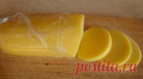 Домашние сыры: 5 рецептов приготовления - Четыре вкуса - медиаплатформа МирТесен Готовим свой домашний сыр. Не хуже магазинного! 1. Ароматный домашний сыр Ингредиенты: ✓ 1л кефира ✓ 1л молока ✓ 6 яиц ✓ 4 ч. ложки соли (или по вкусу) ✓ 1/3 ч. ложки красного острого перца ✓ щепотка тмина ✓ 1 зубчик чеснока ✓ небольшой пучок разной зелени: укроп, кинза, зелёный лук Приготовление: