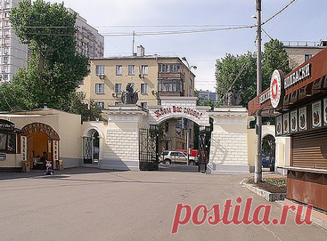 Садово-парковый ансамбль &quot;Дача Студенец&quot; находится на Мантулинской улице, 5. Этот парковый ансамбль, сложившийся в XVIII в., расположен на месте, известном ещё в XIV в. как «село Выпряжково на Студенце», принадлежавшее серпуховскому князю Владимиру Андреевичу Храброму — внуку Ивана Калиты и герою Куликовской битвы 1380 г. На рубеже XVII—XVIII вв. — загородный двор сибирского воеводы князя М.П.Гагарина;