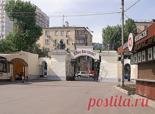 Садово-парковый ансамбль "Дача Студенец" находится на Мантулинской улице, 5. Этот парковый ансамбль, сложившийся в XVIII в., расположен на месте, известном ещё в XIV в. как «село Выпряжково на Студенце», принадлежавшее серпуховскому князю Владимиру Андреевичу Храброму — внуку Ивана Калиты и герою Куликовской битвы 1380 г. На рубеже XVII—XVIII вв. — загородный двор сибирского воеводы князя М.П.Гагарина;