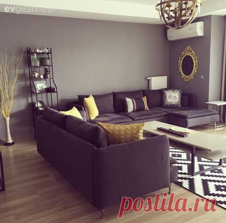 Modern stil mobilyalar, geometrik çizgiler.. Uyumlu ve canlı bir ev! Modern stilin hakim olduğu dekorda, siyah, beyaz zıtlığının çarpıcı havası sarı vurgusu ile canlanıyor. Pek çoğu ev sahibimizin el emeği harika aksesuarlar ve geometrik çizgilerle stil tamamlanıyor....