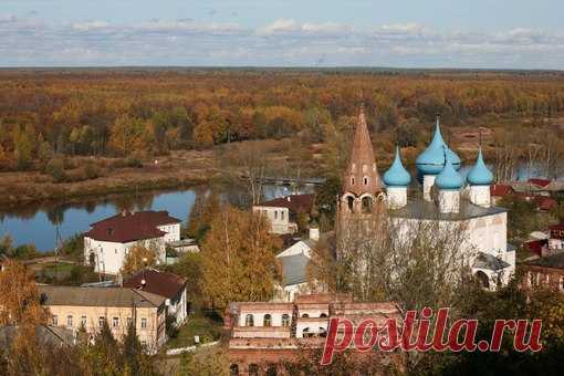 Горохове́ц — город в России, Владимирской области. Население — 13 233 чел. (2015). 

Гороховец расположен в Волжско-Окском междуречье, на правом берегу реки Клязьмы, в 12 км от железнодорожной станции Гороховец (д. Великово) на автомобильной дороге М-7 «Волга». 

Земли вокруг Гороховца уже в XI веке были заселены славянами. Город основан как укреплённый пограничный пункт на восточных границах Владимиро-Суздальского княжества великим князем Андреем Боголюбским в 1168 году в...