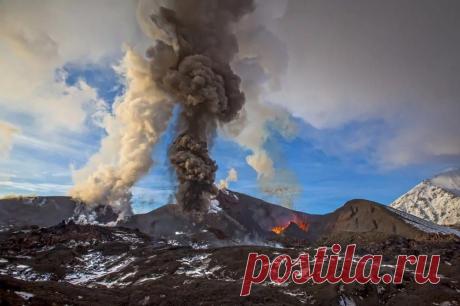 Камчатка, извержение вулкана Плоский Толбачик  |  National Geografic провели очередной фотоконкурс «Дикая природа России 2015». Снимки конкурсантов заставляют заново влюбиться в российскую природу. В каждом кадре – чудо.  |  Маленькие и большие чудеса России в 15 шикарных фотографиях