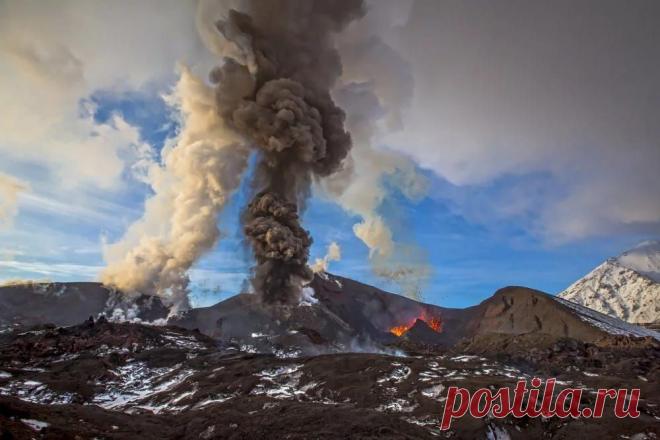 Камчатка, извержение вулкана Плоский Толбачик  |  National Geografic провели очередной фотоконкурс «Дикая природа России 2015». Снимки конкурсантов заставляют заново влюбиться в российскую природу. В каждом кадре – чудо.  |  Маленькие и большие чудеса России в 15 шикарных фотографиях