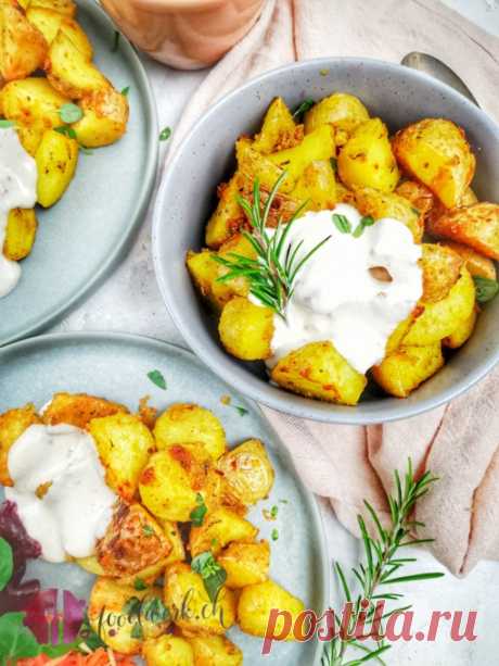 Unsere Knoblauch Parmesan Knusperkartoffeln gehören definitiv zur Kategorie Alltagsküche. Gut, schnell, günstig und zudem familientauglich.