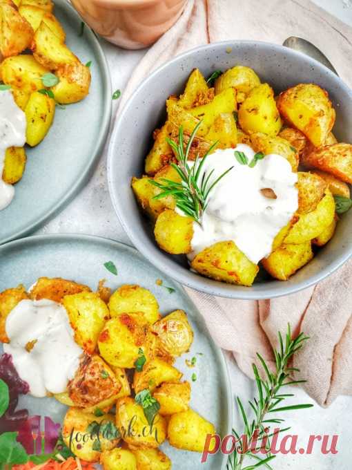 Unsere Knoblauch Parmesan Knusperkartoffeln gehören definitiv zur Kategorie Alltagsküche. Gut, schnell, günstig und zudem familientauglich.