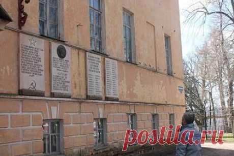 В российском городе отказались реставрировать дом губернатора. В Калуге отказались реставрировать дом гражданского губернатора. Подрядчики не захотели браться за контракт стоимостью 278 миллионов рублей. Предполагается, что нежелание специалистов работать над восстановлением здания связано с ростом цен. Администрация города планирует объявить новый тендер в ближайшее время.