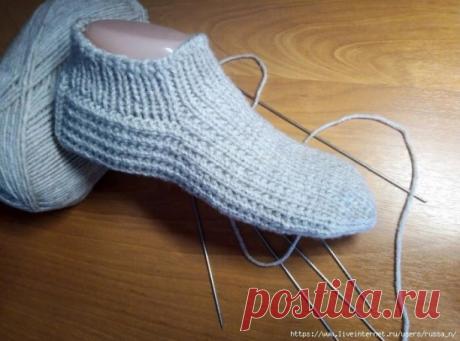 Тапочки - носочки для папы и сыночка. 
Бесшовные на двух спицах. Размер 40 - 41 

Для работы: 
спицы № 2, 75 и № 3; пряжа на 100 г./240 м. (50% шерсть/50% акрил) 

Мысок. 
На спицы набрать 18 петель (набор "Джуди") на каждой спице по 9 петель. 
1 ряд: лицевой (вяжем по кругу) 
2 ряд (начало узора, прибавки!): первая спица - 1 лиц., прибавка, 1 лиц., 1 изн., 1 лиц., 1 изн., 1 лиц., 1 изн., 1 лиц., прибавка, 1 лиц. 

вторая спица - аналогично! 
3 ряд: все лицевые (без прибав...