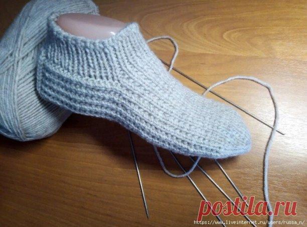 Тапочки - носочки для папы и сыночка. 
Бесшовные на двух спицах. Размер 40 - 41 

Для работы: 
спицы № 2, 75 и № 3; пряжа на 100 г./240 м. (50% шерсть/50% акрил) 

Мысок. 
На спицы набрать 18 петель (набор 