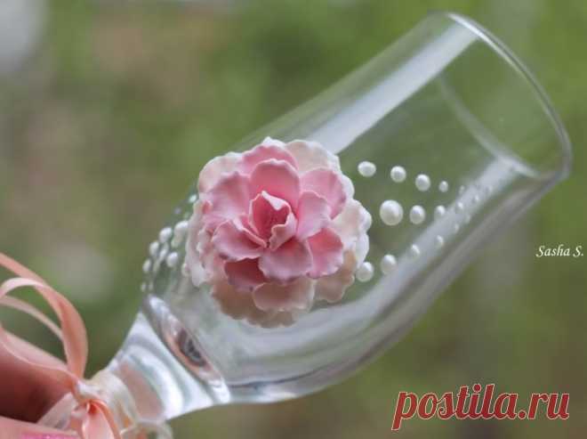 Как сделать свадебные бокалы своими руками? Пять видео-уроков Красиво оформить бокалы на свадьбу доступно любой рукодельнице. Мы уже не первый раз рассказываем о том, как сделать свадебные бокалы своими руками и сегодня предлагаем вам новую подборку с пятью видеоуроками.