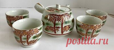 Vintage Japanese Red Bamboo with Gold Highlights Side Handle Tea Set   - Набор для чаепития на бамбуковой тарелке.
- Набор состоит из чашки, блюдца и ложки.
Этот набор посуды выполнен в японском стиле и декорирован золотым рисунком с изображением бамбука и с красными оттенками.
Изделие выполнено из фарфора высокого качества с утолщенным дном.
Характеристики: Материал: фарфор.
Чашка: D: 7 см (6 унций).
Блюдце: D: 11 см. Ложка: D: 14 см
Vintage Japanese Green Bamboo Sets For Peach Cups Side Tops…
