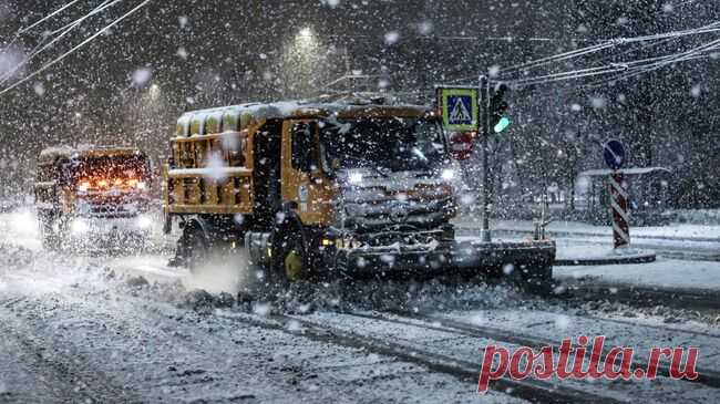 Более 600 единиц техники продолжают убирать снег на улицах Петербурга