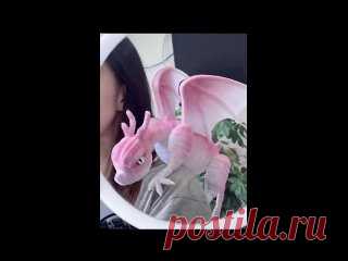 Творческий процесс создания красивого дракона из синельной проволоки своими руками.