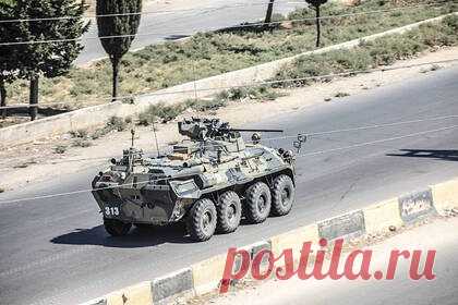 Россия приступила к патрулированию границы зоны контроля США в Сирии. Российские военные приступили к патрулированию линии разграничения территорий на востоке Сирии, которые контролируются международной коалицией во главе с США и Вооруженными силами России. Основная цель патрулирования — продемонстрировать присутствие российских военных и их готовность оказывать помощь населению.