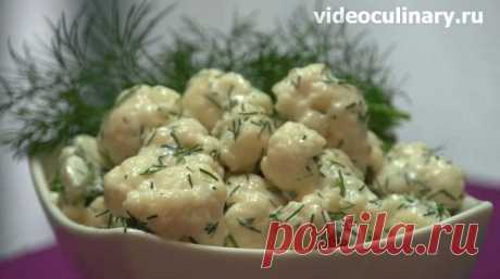 Очень вкусный салат из свежей цветной капусты оригинальный, полезный и простой в приготовлении Нежный салат из свежей цветной капусты настолько вкусный, что просто не передать словами. Ароматный чесночный соус придает пикантной капусте насыщенный вкус.