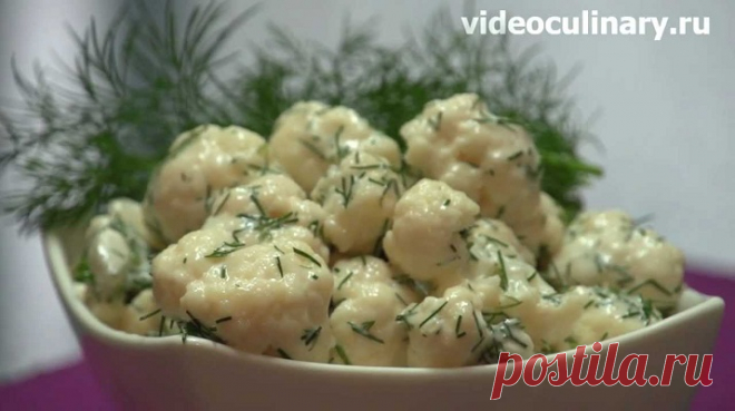Очень вкусный салат из свежей цветной капусты оригинальный, полезный и простой в приготовлении Нежный салат из свежей цветной капусты настолько вкусный, что просто не передать словами. Ароматный чесночный соус придает пикантной капусте насыщенный вкус.