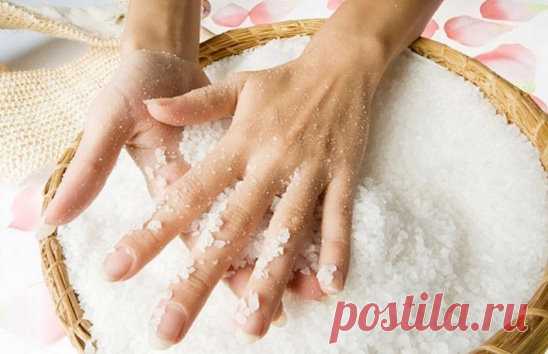 ПРИ НЕДОМОГАНИИ НЕПОНЯТНОГО ПРОИСХОЖДЕНИЯ ДЕЛАЮТ ТАКОЙ РИТУАЛ. 
===============================================================
Столовую ложку соли высыпать на левую ладонь и капнуть в неё 3 капли святой воды. 
Теперь начинай растирать соль по ладони, водя одной по другому за часовой стрелкой, говоря: 
Как эта соль белая-белая, чистая-чистая, соленая, так будет всегда. 
Так и вы, немощи разные, недуга всякие, новые и давние, нажитые и стародавние, пойдите от меня на год и навсегда. 
Словам э