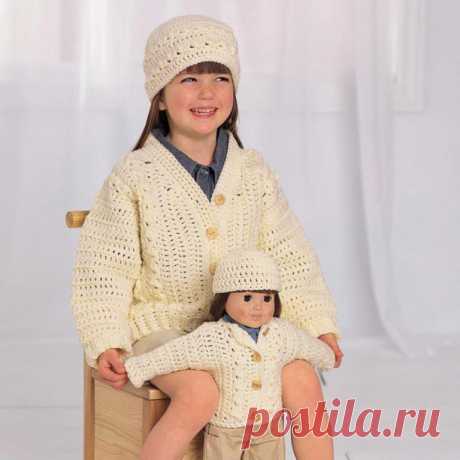 Одежда для куклы: вязание на спицах, описание с фото, техника выполнения работы и советы У каждой девочки есть любимая кукла. Это может быть Беби Бон, Барби, пупс, Тильда или любая иная. Малышка воспринимает свою любимицу, как дочку, и хочет