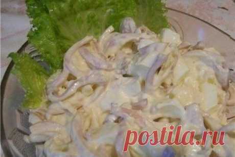 Салат из отварных кальмаров