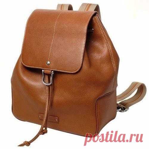Кожаный рюкзак своими руками

Общее руководство по выполнению сумок Наметьте на ткани примерную форму сумки. Затем наложите на нее подготовленные куски кожи, предварительно смазав ткань тонким слоем клея. Кусочки прикладывайте так, чтобы каждый следующий закрывал предыдущий на 5 мм. Таким образом получится поверхность чуть больше сумки.

Кусочки прострочите обычным швом или «зигзагом». Вырежьте по выкройке точную форму сумки и резиновым клеем приклейте подкладку. Бока соед...